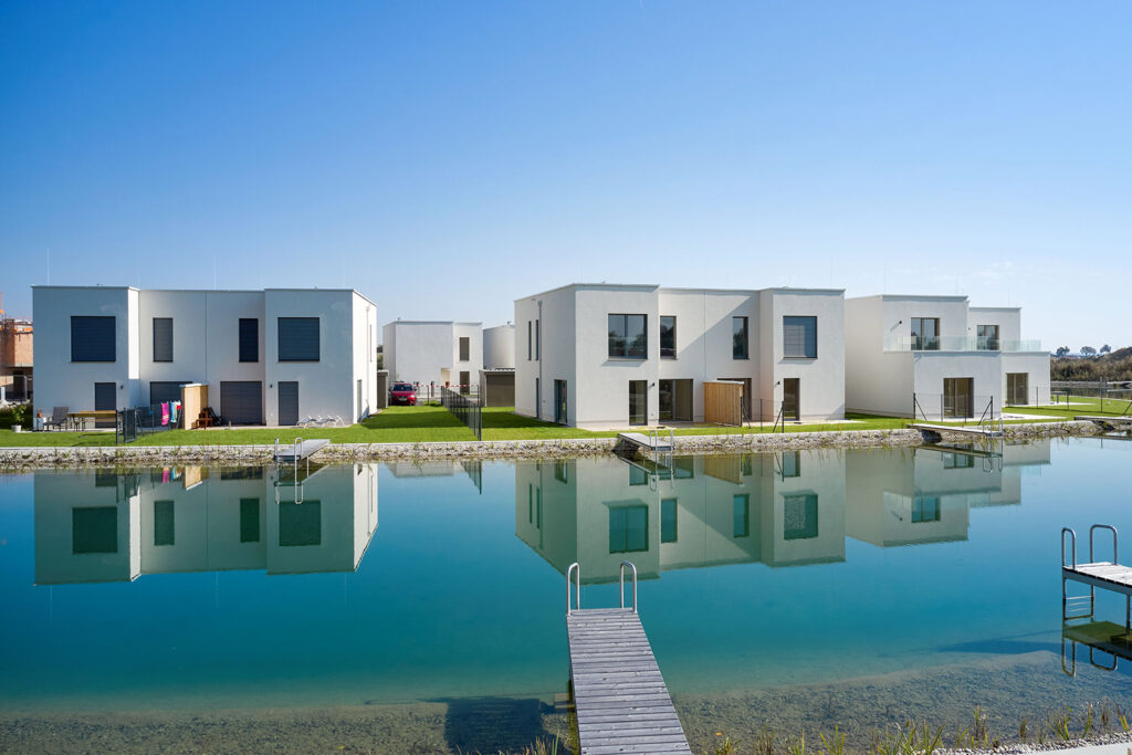 Doppelhaus Sonnenduft am See: Ihr idyllisches Zuhause am Sonnenweiher in Grafenwörth, Niederösterreich, nahe Wien – ein perfekter Ort, um die Ruhe der Natur und das Leben am Wasser zu genießen.