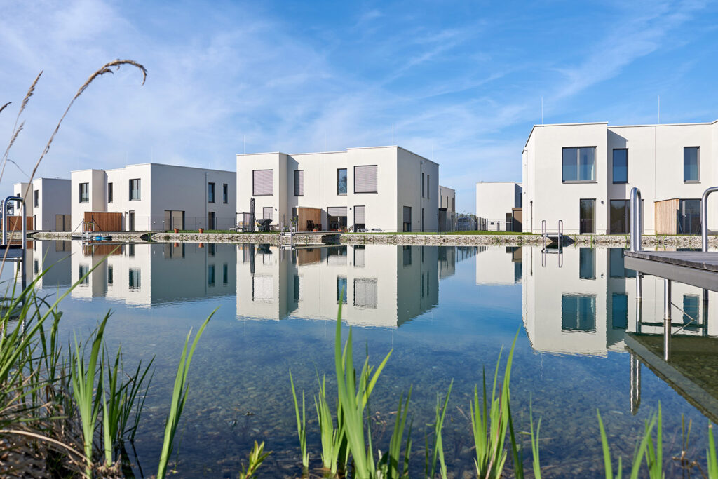 Doppelhaus Sonnenduft am See: Ihr idyllisches Zuhause am Sonnenweiher in Grafenwörth, Niederösterreich, nahe Wien – ein perfekter Ort, um die Ruhe der Natur und das Leben am Wasser zu genießen.