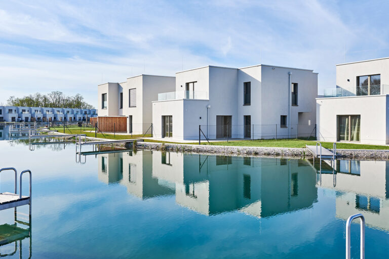Einfamilienhaus Federleicht am See: Ihr märchenhaftes Refugium am Sonnenweiher in Grafenwörth, Niederösterreich, nahe Wien – ein idyllischer Rückzugsort für ein Leben voller Ruhe und Naturgenuss.