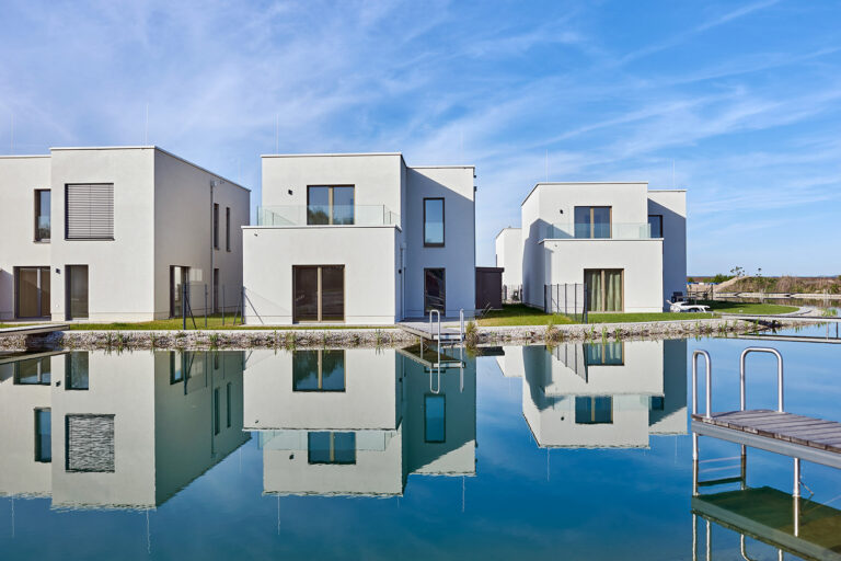 Einfamilienhaus Federleicht am See: Ihr märchenhaftes Refugium am Sonnenweiher in Grafenwörth, Niederösterreich, nahe Wien – ein idyllischer Rückzugsort für ein Leben voller Ruhe und Naturgenuss.